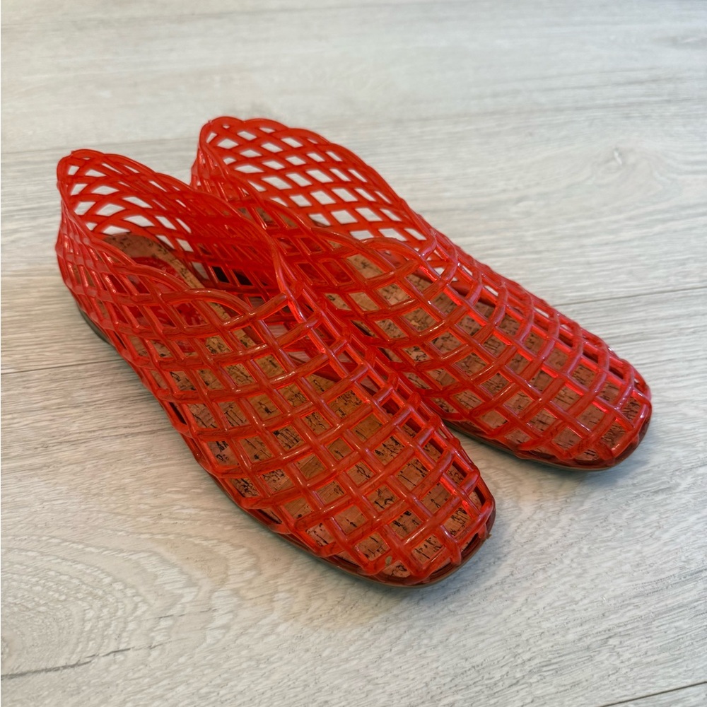 The “viral” red mesh jelly flats